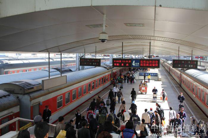 昆明火车站砍杀已致20人受伤 昆明火车站; 昆明火车站,站台里的k160次